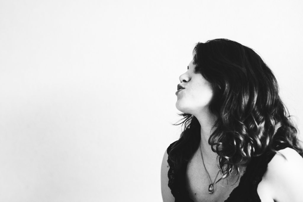 Portrait Jeune femme, en paysage et noir et blanc