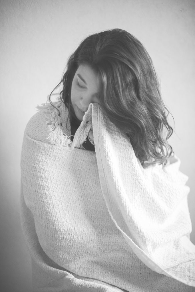 Portrait Jeune femme en noir et blanc, avec un plaid