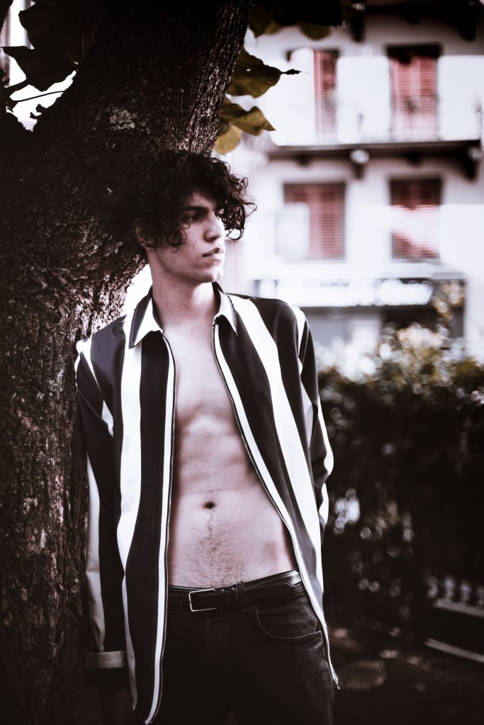 Portrait jeune homme en chemise ouverte et en couleur