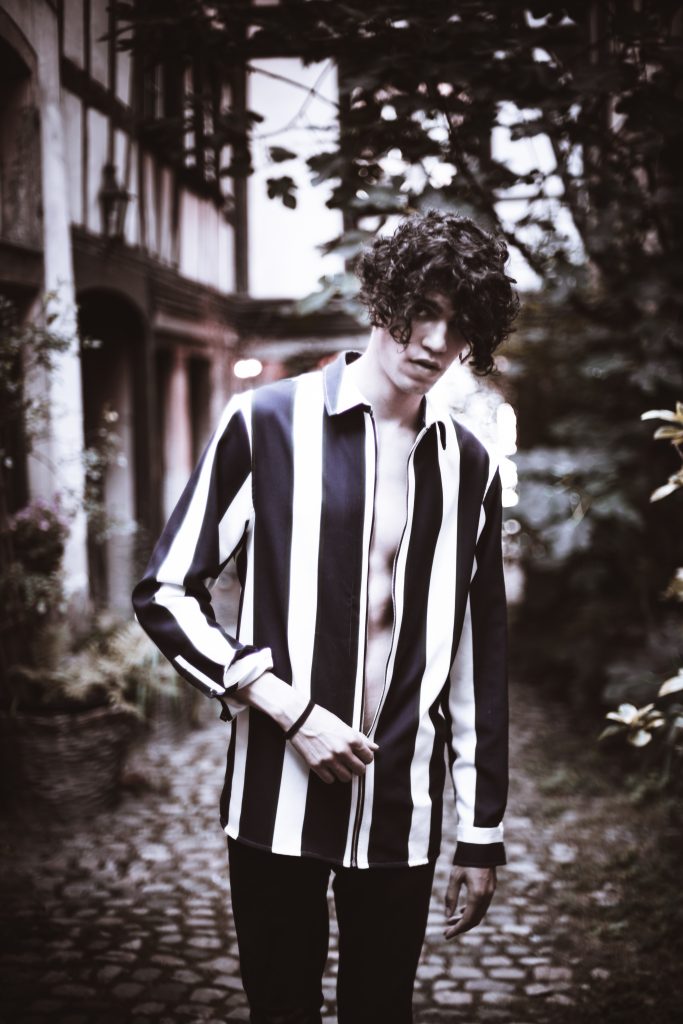 Portait jeune homme en chemise et couleur