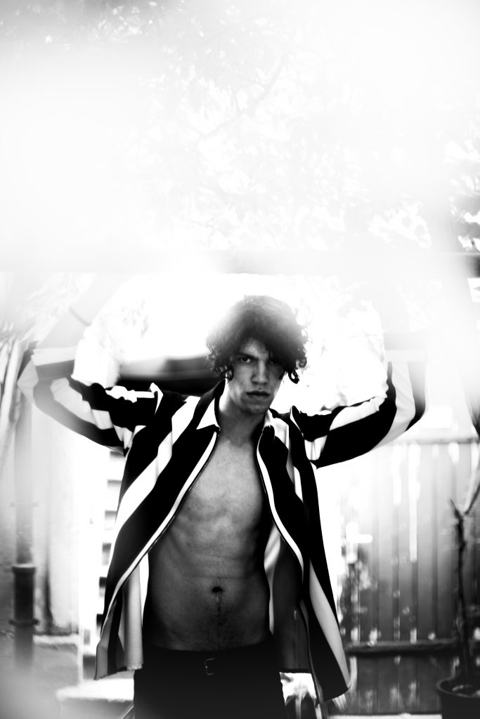 Portait jeune homme torse nu en noir et blanc