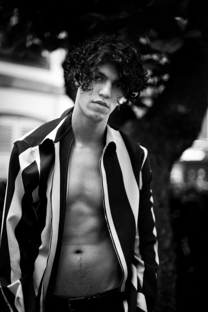 Portrait jeune homme en chemise ouverte en noir et blanc