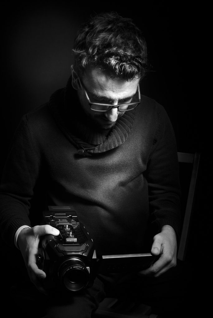 Portrait jeune homme tenant une caméra