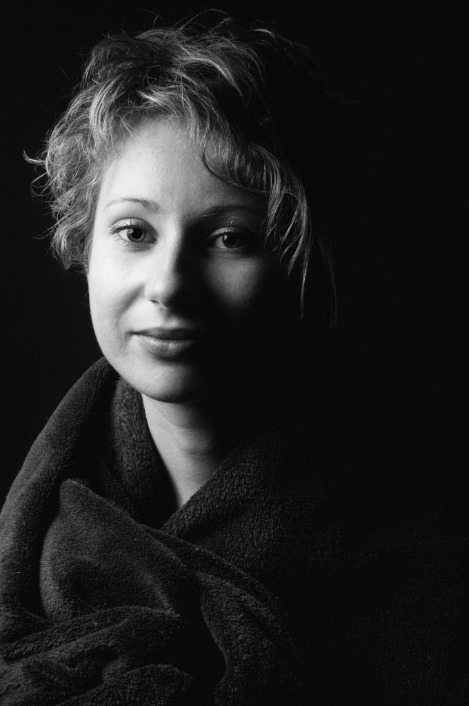 Portrait jeune femme dans un plaid, en noir et blanc