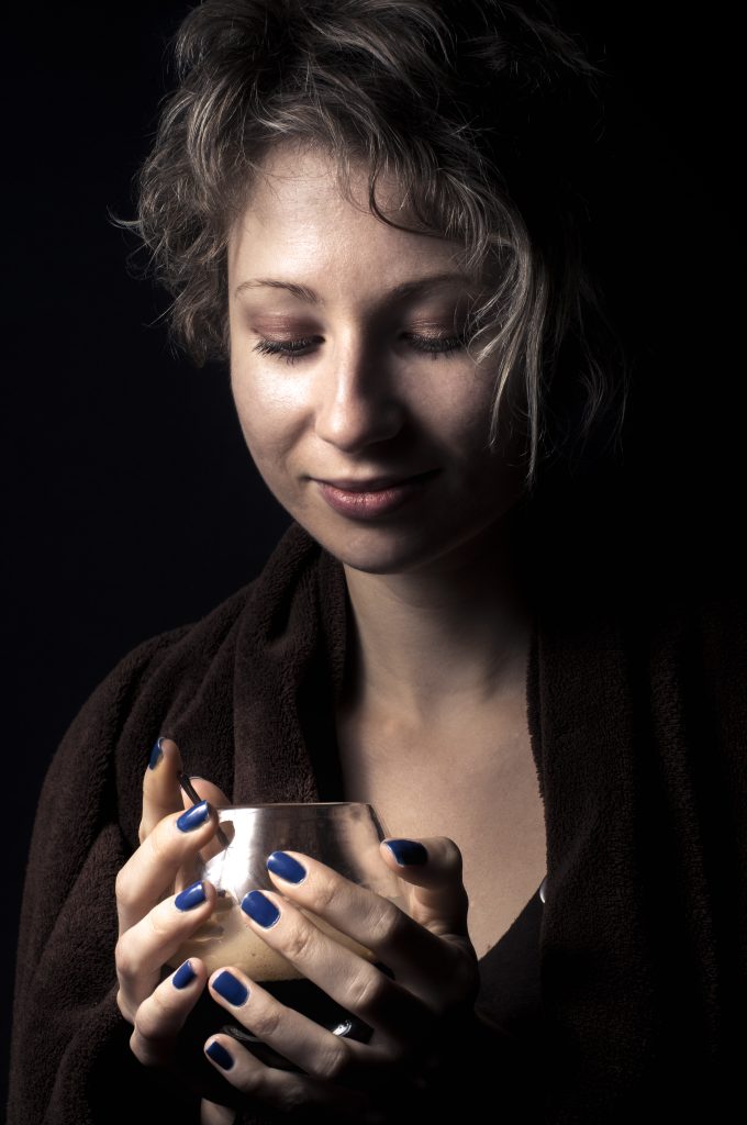 Portrait jeune femme tenant une tasse de café. En couleur
