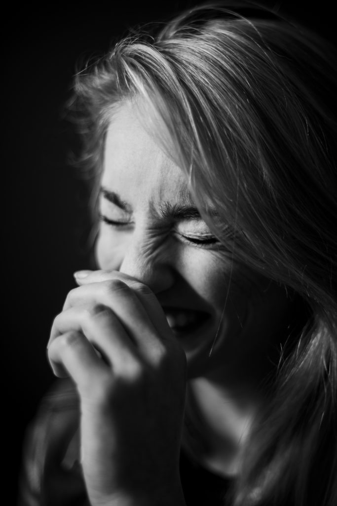 Portrait jeune femme riant aux éclats