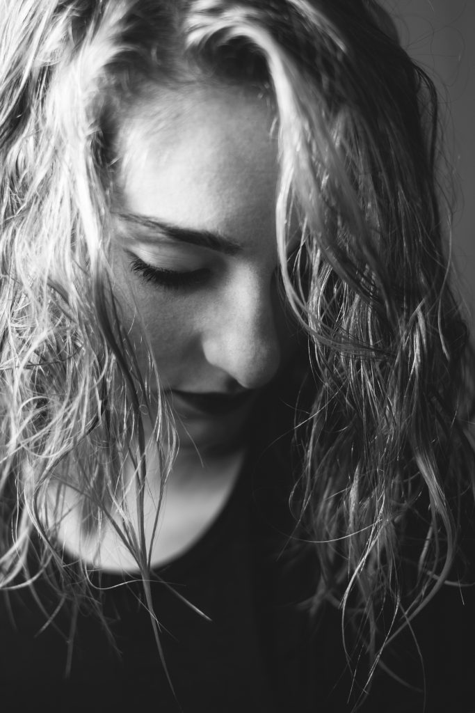 Portrait jeune femme cheveux humides