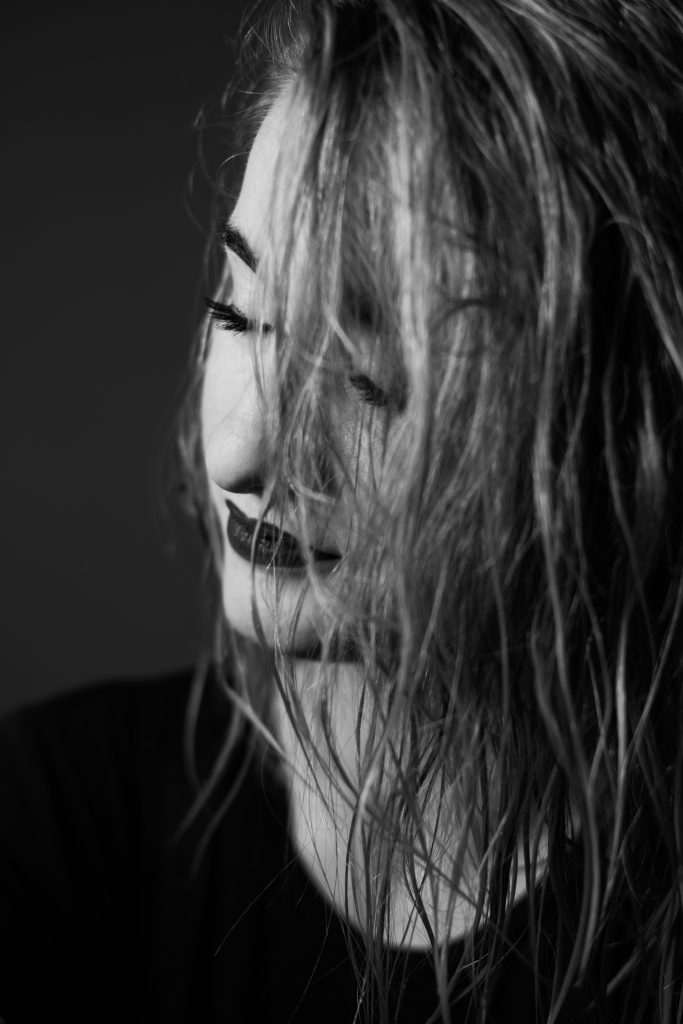 Portrait jeune femme cheveux humides