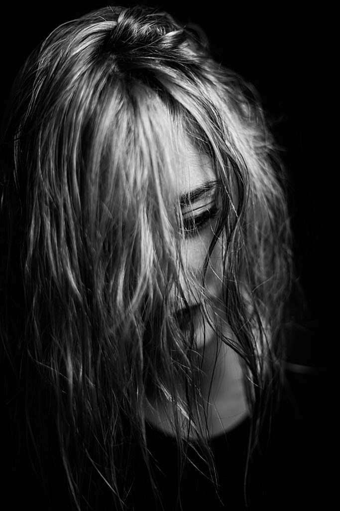 Portrait jeune femme noir et blanc, cheveux humides