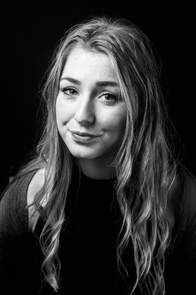 portrait jeune femme en noir et blanc