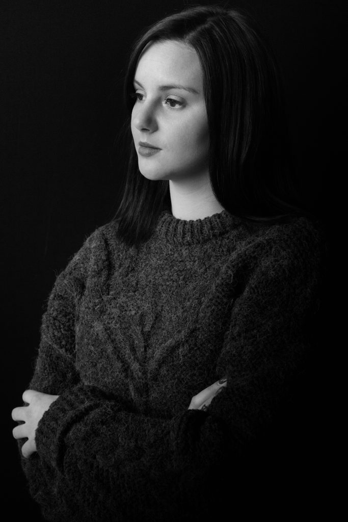 Portrait jeunne femme en pull de laine