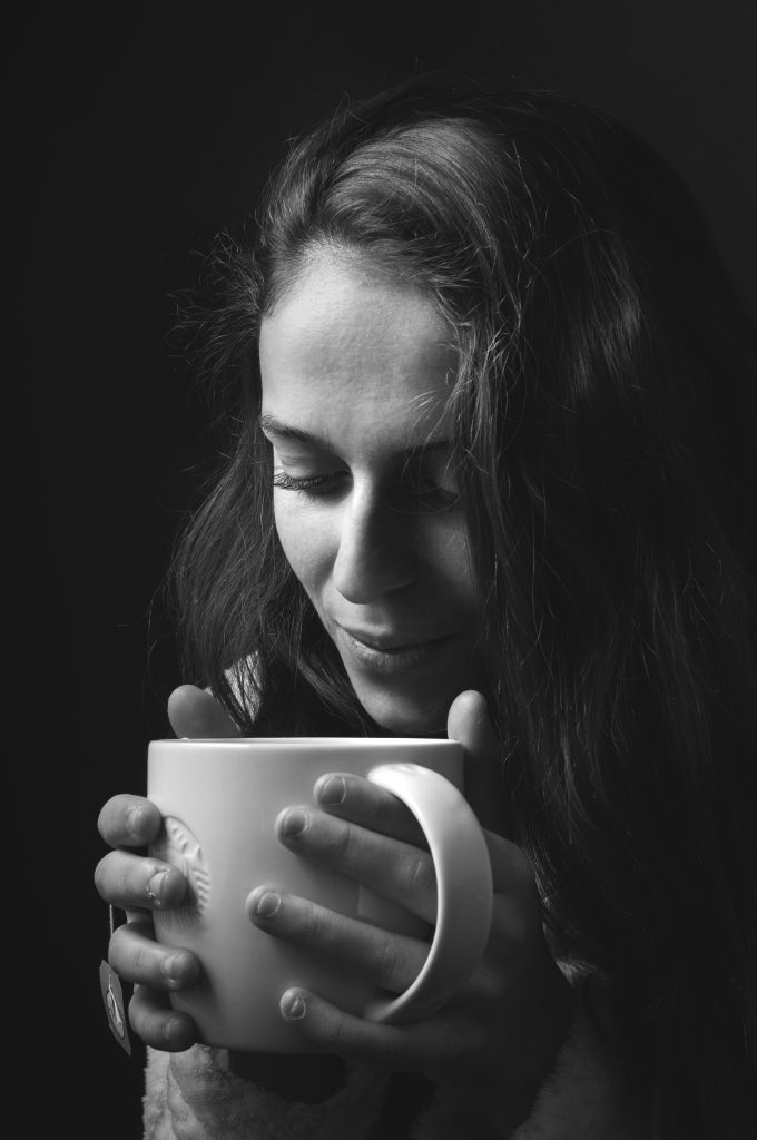 Portait Jeune femme tenant une tasse de thé