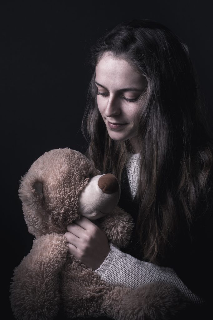 Portait Jeune femme faisant un câlin à un nounours
